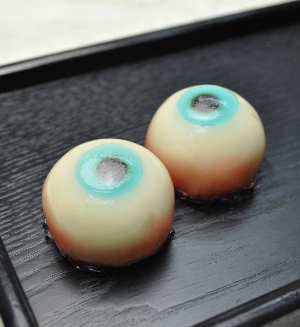 【写真を見る】「ふるや古賀音庵」の「めだまんじゅう」(各324円)