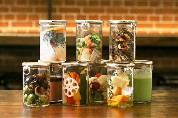 ビールにぴったりの料理をお酒 のカップに詰めたユニークなおつまみ。「BIN‘S FOOD」18種類(380～780円)