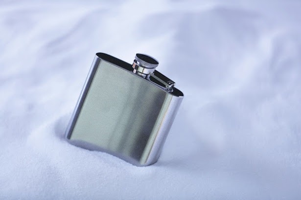 お酒を入れる携帯用の水筒”スキットル”。トマムのロゴが入ったオリジナルの品で、持ち帰ることが可能