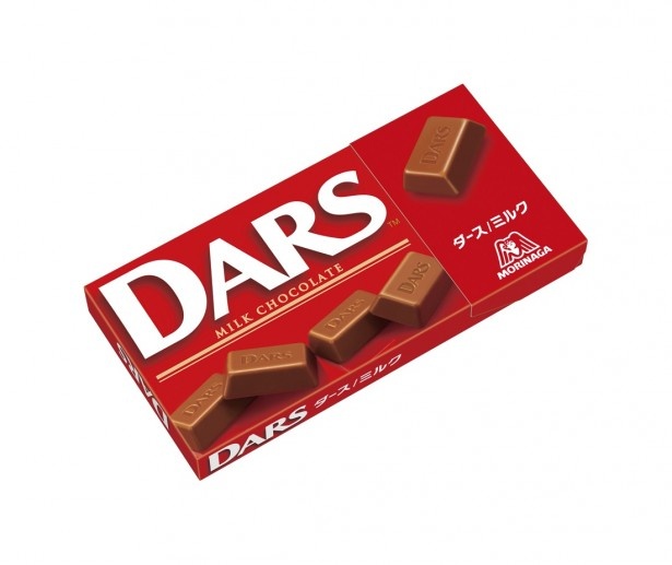 【写真を見る】粒チョコレートのロングセラー商品「ダーツ」の濃厚な味わいがドリンクで楽しめる