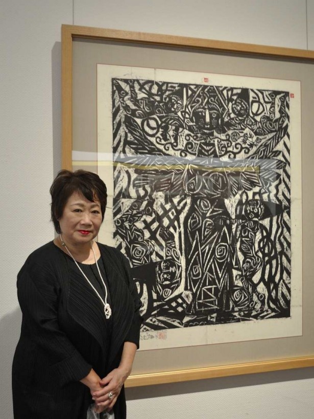 志功の孫娘・石井頼子さん。大好きな作品「賜顔の柵｣の前で