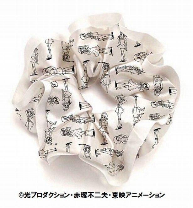 白地に黒のシンプルなカラーで使い勝手も良さそうな「シュシュ」(税抜1000円)