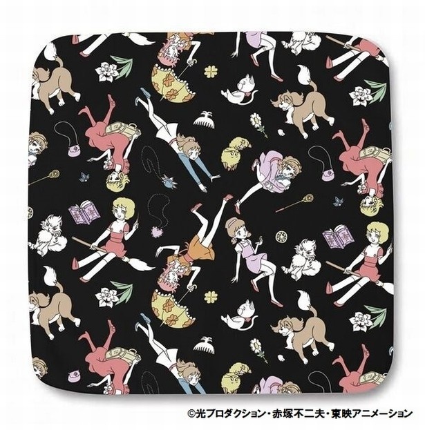 iPhoneケースと同様のデザインで展開する「魔女っ子ハンカチタオル」(税抜800円)