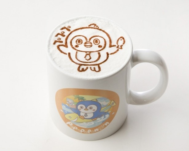 コラボメニューの「江ノ島ショーンラテ(マグカップ＆コースター付き)」(税抜1200円)※マグカップ＆コースターは無くなり次第終了/カフェ コスタメサ なんばパークス店