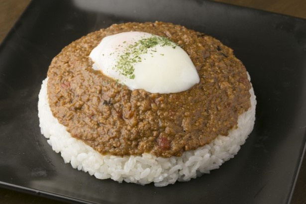 これが定番のみのりんごのキーマカレー(900円)。ご飯がベレー帽を被っているようでカワイイ