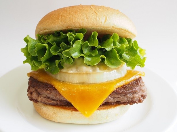 【写真を見る】「黒毛和牛チーズバーガー」(税別890円)