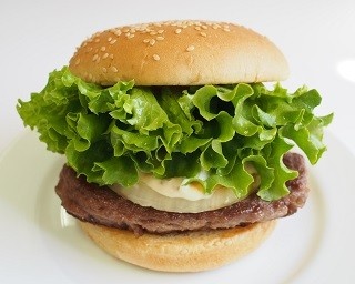 フレッシュネスから国産黒毛和牛100％の贅沢バーガー