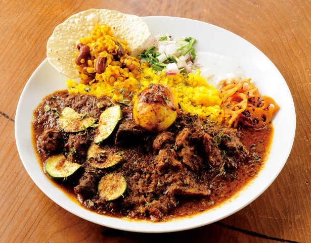 アアベルカレー（大阪市）のチキンカレーと週替わりカレーの2種あいがけ（スパイスたまご付き）