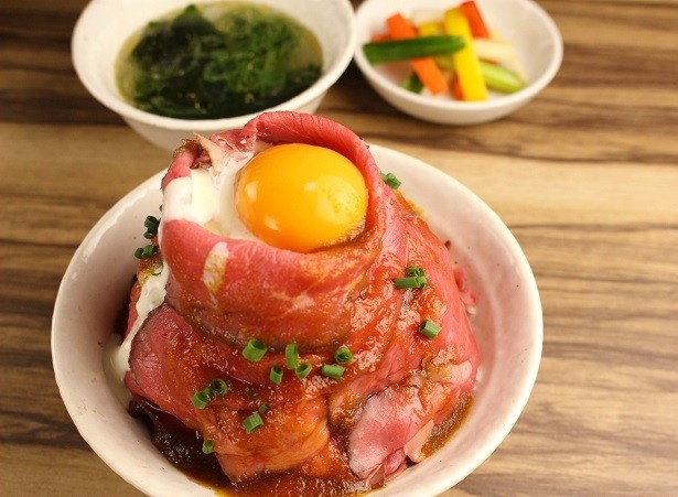 【写真を見る】「ローストビーフ丼」