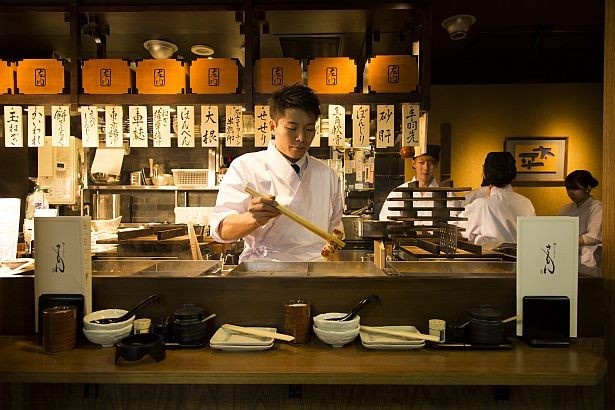中目黒の人気店「水炊きしみず」などを手がける清水明氏が全面プロデュースする「鶏だしおでん さもん」