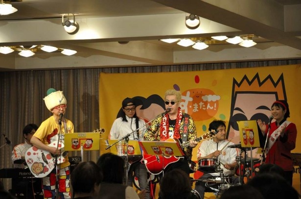 観客は崎陽軒のシウマイ弁当を食べながら、爆笑のライブとトークを楽しんだ