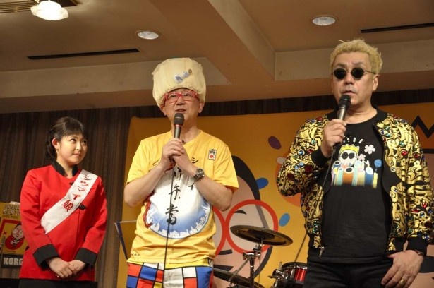 森アナは頭にシウマイの帽子、シウマイ弁当のTシャツのシウマイスタイルで、諸國アナはシウマイ娘の衣装で出演した