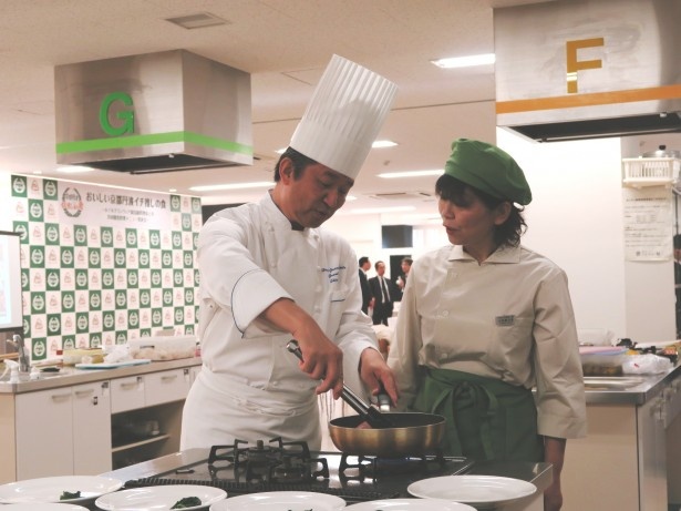 試食会では、ホテルグランヴィア統括総料理長の佐藤伸二さんがの指導のもと、道の駅や直売所のスタッフが料理を提供