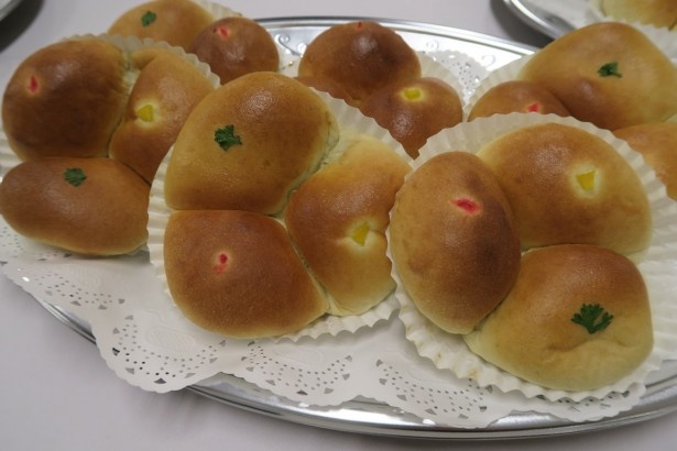 ファーマーズマーケットたわわ朝霧の「亀岡牛を味わいつくす3色パン」は、亀岡牛たっぷりのすき焼き、カレー、ビーフシチューの3種の味を楽しめる