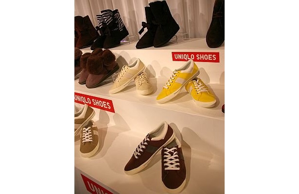 スニーカーはカラフルな展開