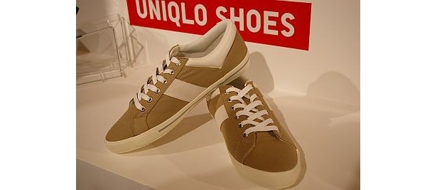 キャンバススニーカー(￥1990)は25〜28cm。全8色のうちビュー事業店舗とジーユーのみで取り扱うのが4色