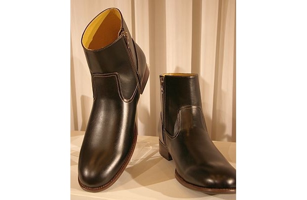 ネオレザーサイドファスナーブーツ(￥4990）は25〜28cm。全2色で展開