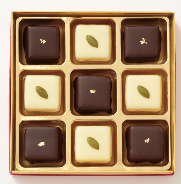 生落雁をチョコレートでコーティングした「千代古禮糖＆美人 クリスマスバージョン(9個入)」(1620円)/落雁諸江屋(B1)