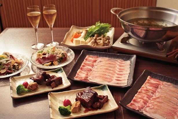 金華豚のスペアリブやしゃぶしゃぶなど全5品を堪能できる「クリスマス限定しゃぶしゃぶコース」(ファーストドリンク付き・8640円) ※写真は2人前/金華豚料理 平田牧場 極(6F)
