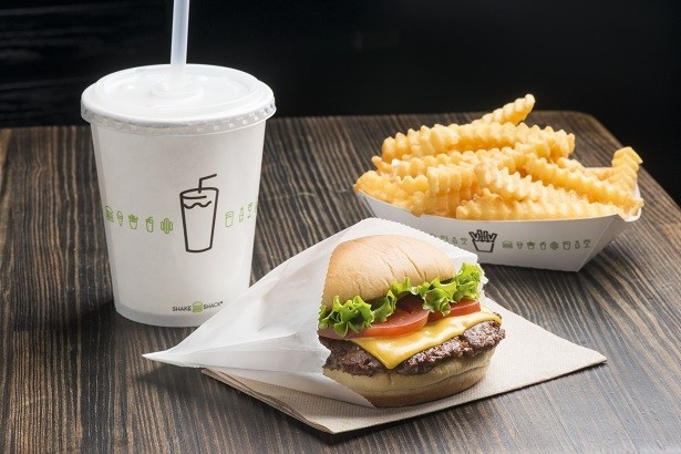 【写真を見る】安心・安全な食材にこだわっており、ハンバーガーはアンガスビーフ100％