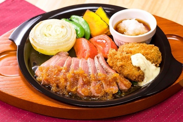 【写真を見る】「やわらか牛赤身ステーキと広島産カキフライ～淡路島産玉ねぎのグリル添え～」(期間限定価格1099円)