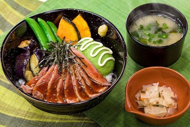 「フレッシュアボカドとやわらか牛赤身ステーキ丼［味噌汁・漬物付き］」(期間限定価格999円)