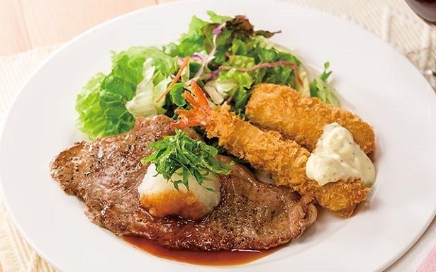 「薄切りサーロイングリルとミックスフライのサラダ仕立て」(999円)