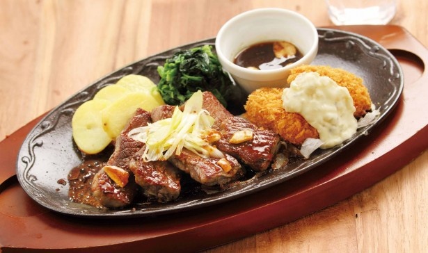 食べやすくカットした牛ロースステーキと広島県産カキフライが一度に味わえる「カットステーキ＆牡蠣フライ」(1510円)