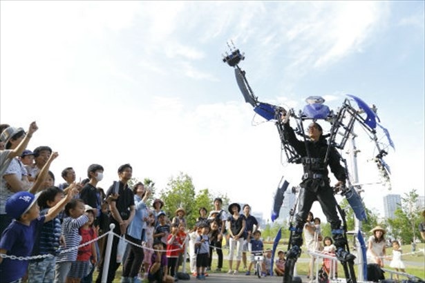 新たな門出として、ロボットと子供が一緒に点灯式を行う