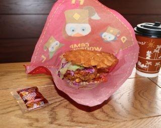 TDL新エリアで初登場の「ワッフルサンド」を堪能！