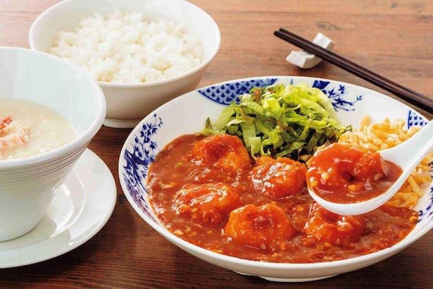 【写真を見る】プリプリ食感の貴重な海老と3年以上熟成させた黒豆板醤が特徴「天然海老の熟成黒豆板醤チリソース」(税抜799円)