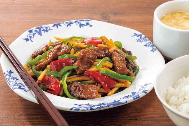 やわらかい肉質の厚切りアンガス牛はステーキのようなうまみ「厚切り牛肉のチンジャオロース」(税抜799円)