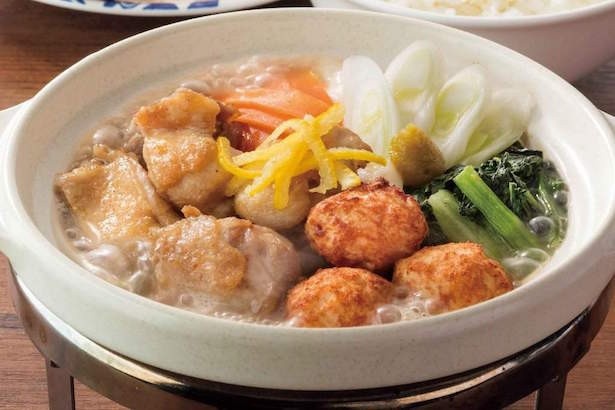 フレッシュな野菜がたっぷり入った濃厚な鶏白湯鍋。鶏のうまみとゆずの香りで奥深い味わい「冬野菜たっぷり水炊き鶏白湯鍋」(税抜749円)