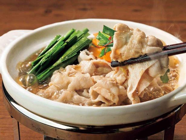 ニラがたっぷり入った薄切り豚肉の醤油鍋。ニンニクの風味が食欲を刺激する「豚肉ニラてんこのニンニク醤油鍋」(税抜799円)