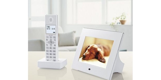 シャープの｢インテリアホン｣は、ワイド7型カラー液晶で、800×480ドットで表示。ファックスとしての受信し、液晶で見ることもできる