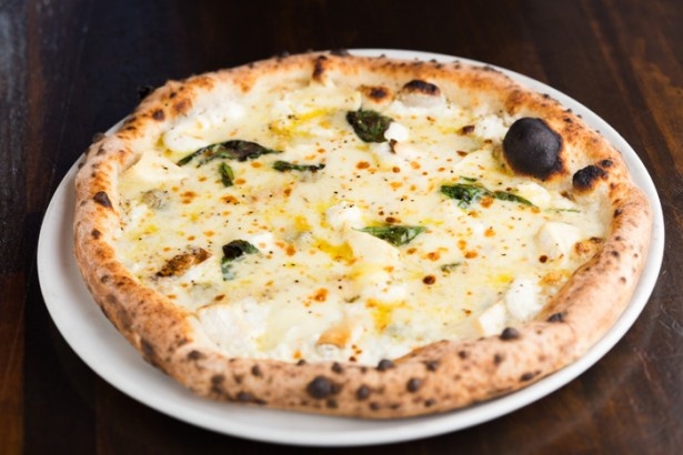 6種類のチーズを使うのは、本場ナポリでも珍しいとのこと。チーズ好きにはたまらない！/ラ・ピッコラ・ターヴォラ「セイフォルマッジ」(2850円)