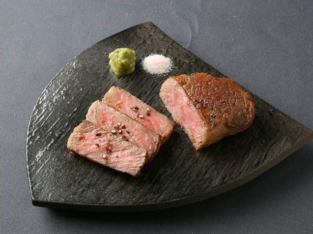 【写真を見る】遠赤外線効果で肉の旨味成分を閉じ込めた「熟成プライム牛ロースのグリル」(150g2580円)