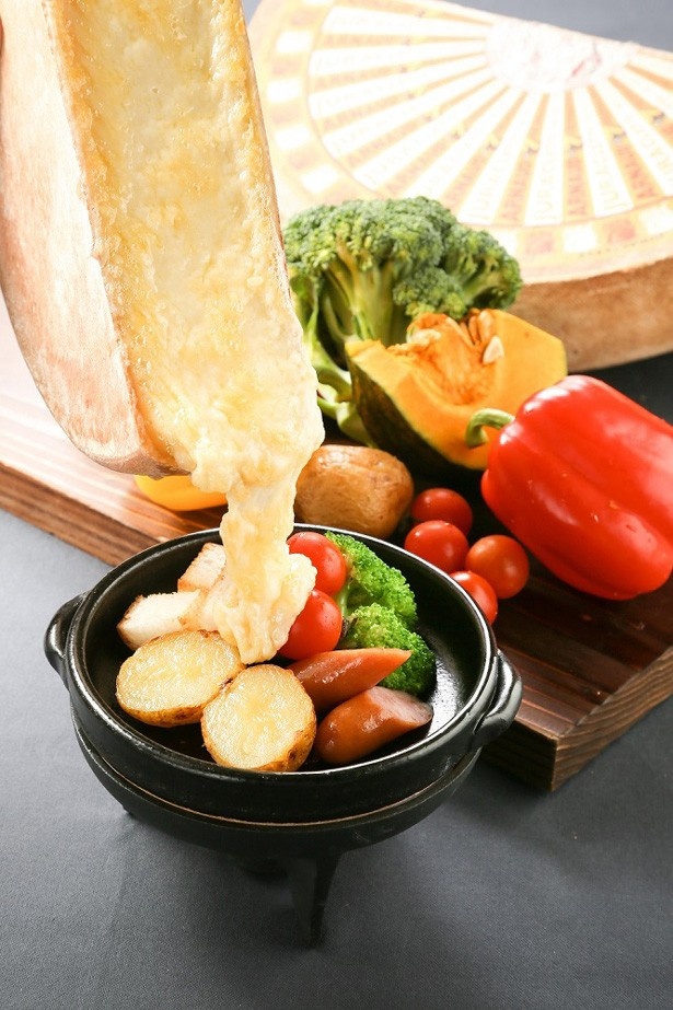 専用ヒーターで溶かしたコクのあるラクレットチーズに、旬の野菜やパンをつけて楽しむ「ラクレット」