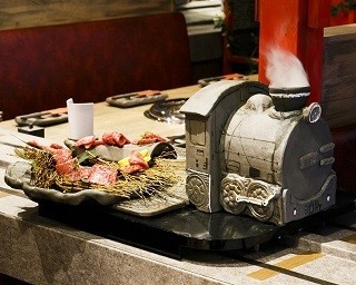 汽車に乗って肉が走ってくるエンタメ焼肉で希少部位が1129円で食べ放題！