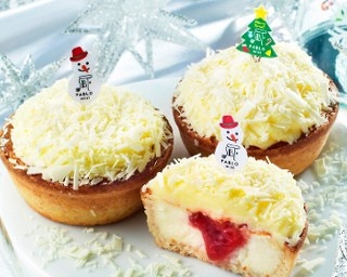 雪のようなホワイトチョコとラズベリーのチーズタルト