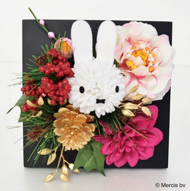 造花のマム(菊)でできた「フレームアレンジ(お正月)」(税別3000円)