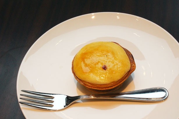 「ピュイ・ダムール」(450円)。サクサクのパイの中には、溢れんばかりのカスタードクリームとシブーストクリームが。カリカリに焼き上がられた表面も美味！