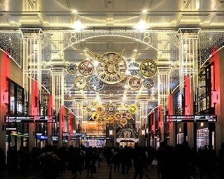 阪急うめだ本店前のクリスマスイルミがさらにゴージャスに！