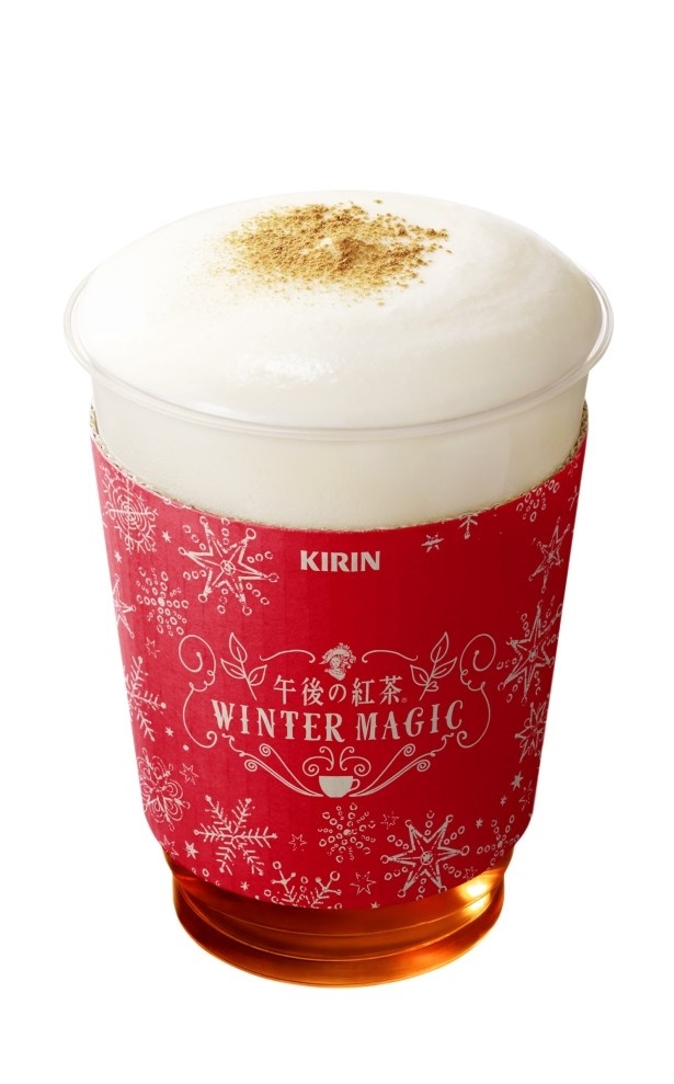 【写真を見る】「キリン 午後の紅茶 あたたかい ストレートティー」にアップル風味の泡とシナモンパウダーをトッピングした「HOT SNOW TEA –STRAIGHT-≪アップル＆シナモン≫」(400円)