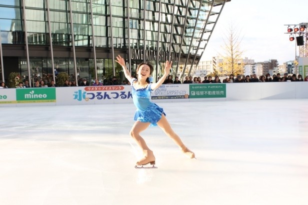 【写真を見る】女優でありフィギュアスケート選手としても活躍する本田望結が華麗に初滑り