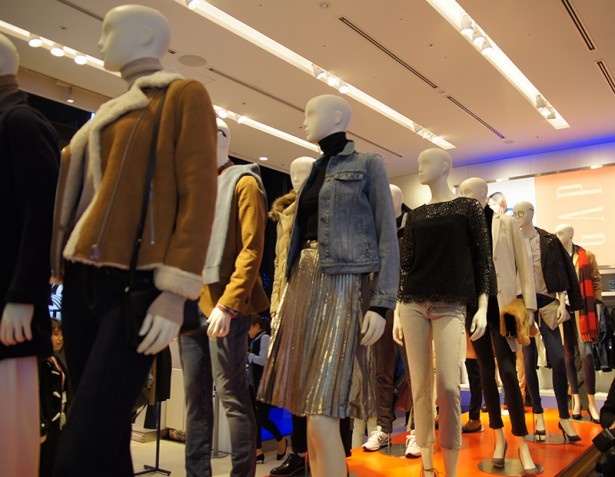 Gapフラッグシップ銀座店1Fではカジュアルデニムの特設コーナーを展開中