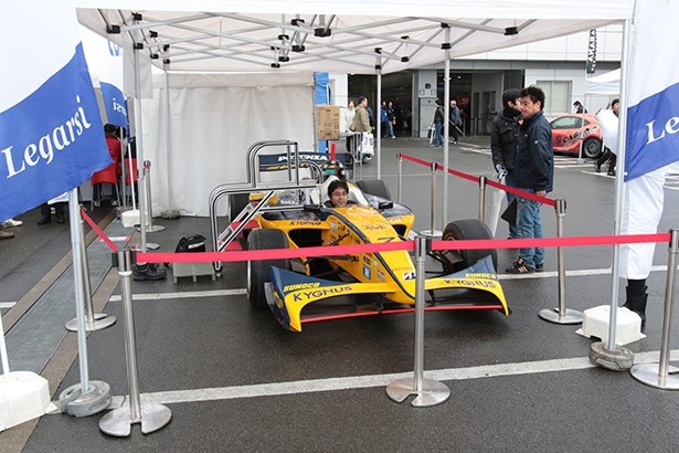 スーパーフォーミュラのマシンに乗って記念撮影するコーナーも