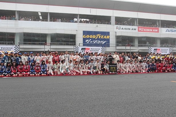 ドライバー達による記念撮影