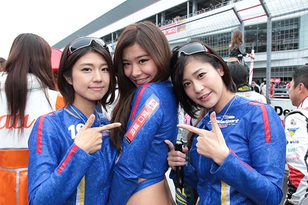 関口選手が所属するチーム、ウェッズスポーツのレースクイーン達