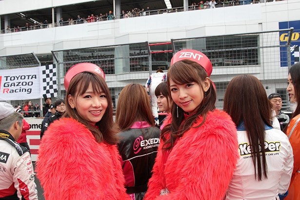 人気チームZENT CERMOのレースクイーン